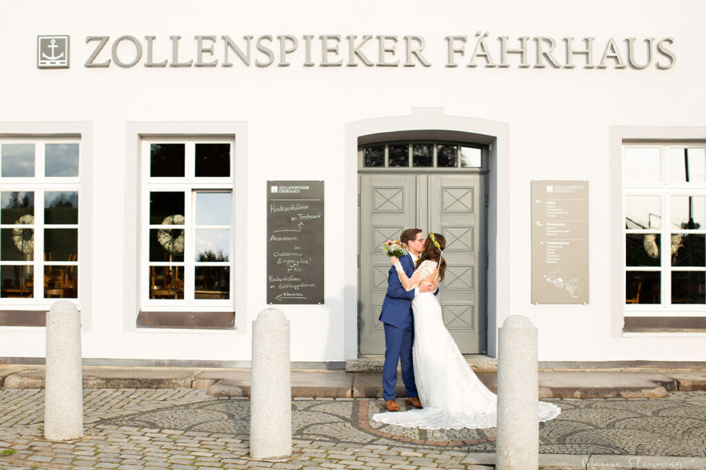 Zollenspieker Hochzeit Brautpaar 03 1200x800 1024x683